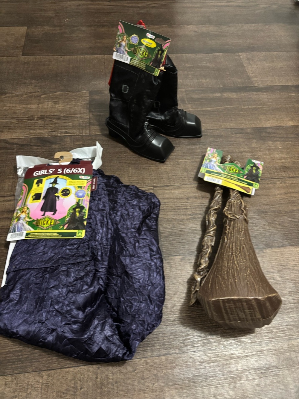 WICKED Elphaba Deluxe Girls Costume Boots And Broom Included Size 6 NWT